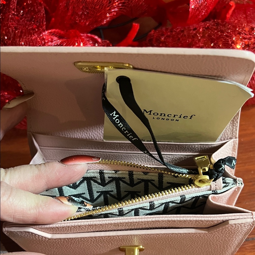 Elegant Blush Wallet with Gold Accent - Picture 3 of 8
